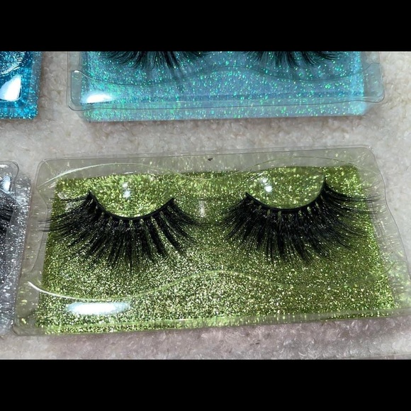 I’m selling lashes comes with candy and a spoolie and tweezers - Picture 10 of 13